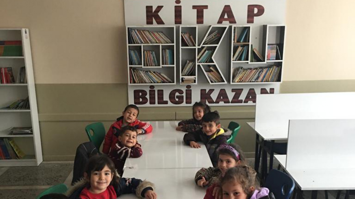 Anasınıfı öğrencilerinin kütüphaneler haftasında okul kütüphanesi  inceleme gezisi